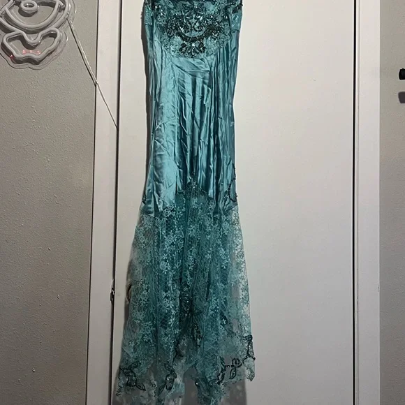 Elegant Teal Lace Dress - Picture 2 of 3